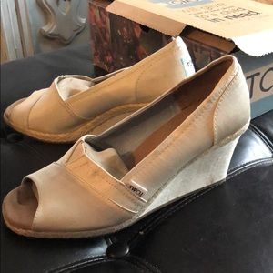 TOMS Wedges Size 9.5, Ivory